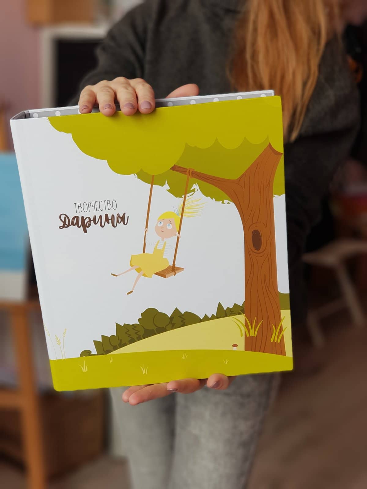 Папка для рисунков и документов Девочка на качелях