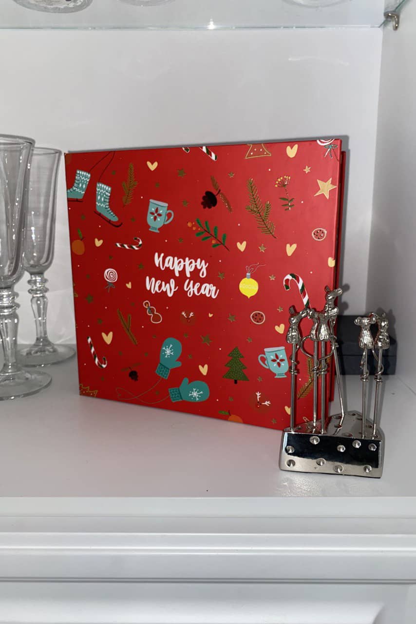 красный фотоальбом