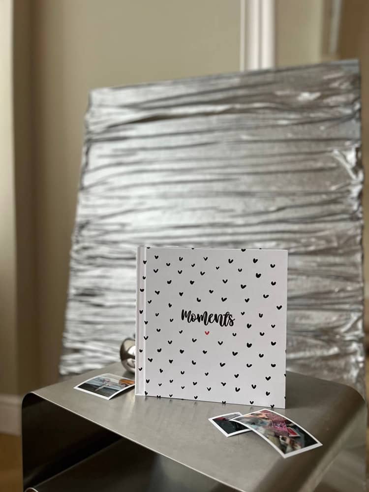 Альбом Moments чёрные сердечки